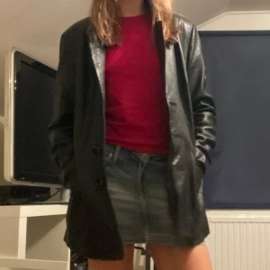 Skinnjacka - Säljer denna skit snygga skinnjacka som jag köpt på Humana då den inte kommer till användning, den har en liten färgdefekt på armen (sista bilden) men syns inte vid användning. Står att det är storlek XL men skulle säga att allt mellan S-XL funkar