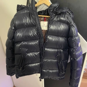 Moncler maya - Moncler maya jacka. Pris 2250kr. Storlek M.