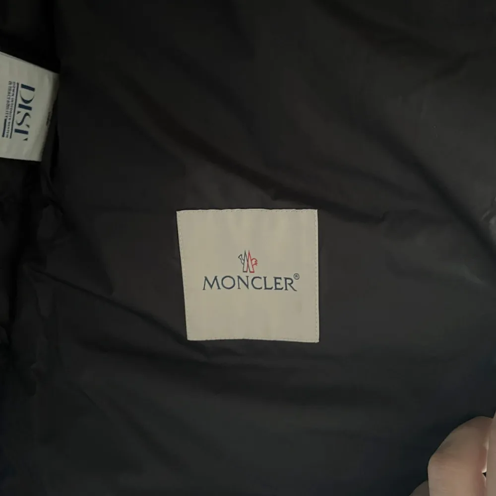 Moncler lethal väst | Skick 10/10 | Storlek: 3 (L) | Obs! Replika. Jackor.