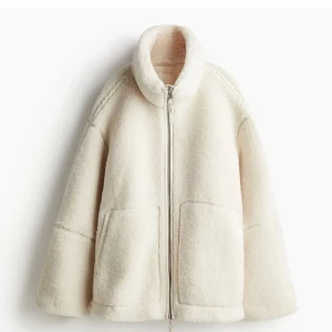 H&m teddy jacka  - Den slutsålda populära teddyjacka från hm i ”lös passform”. Storlek S. Helt ny med prislapp aldrig använd. 