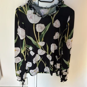 Blommig topp - Fint skick men enstaka små noppror nertill på båda sidor 