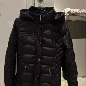 Vinterjacka - En välbevarad ROCKANDBLUE vinterjacka i storlek 36. Bra skick och kan levereras med päls om det önskas.