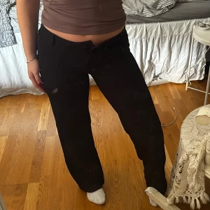 Low waist suitpants - Nellys keep it up low waist suit pants. Använda ett fåtal gånger. ”Uppsydda” med fållband så går att pilla bort. Nypris 399kr. Tyvärr för små för mig därav är knappen öppen
