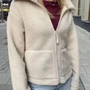 Teddyjacka H&M - Helt ny teddyjacka i storlek L från H&M. Oanvänd prislapp sitter kvar