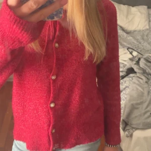  Kofta  - Fin cardigan som inte kommer till så mycket andvändnig, den är lite knottrig och har lite defekter på knapparna. Hör av er vid frågor❣️