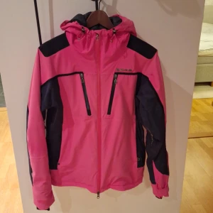 Fin skidjacka - Skidjacka i fint skick . Storlek 40, ev lite liten. 