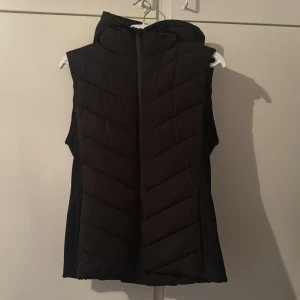 Zara väst - Säljer på grund av att jag ej använder längre. Bra skick, inte använt så många gånger. Storlek L men passar också M Står ej för frakt
