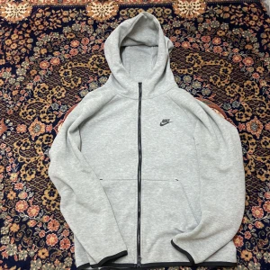 Nike tech fleece old season - Nike tech fleece old season. Nyskick ovanlig grå färg som är svår att få tag på efter central cees hype. Storlek L, 
