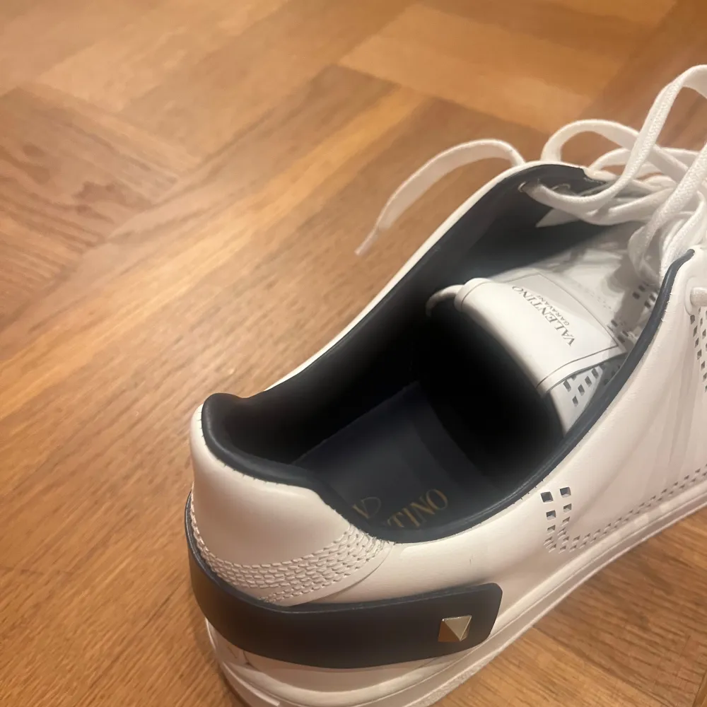 Helt oanvända Valentino Backnet sneakers. Storlek 42,5 . Skor.