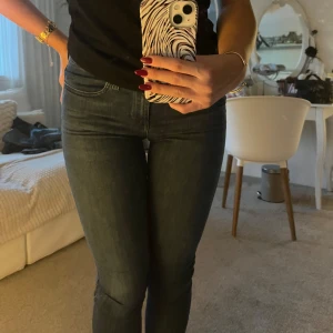 Diesel Jeans - Riktigt coola diesel jeans i en mörkblå färg. Det är skinny jeans men de är ändå väldigt stretchiga. Super snygga och passar för dig som gillar mer vintagekläder💕