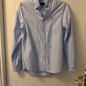 Gant skjorta - Säljer nu min helt oanvänd gant skjorta eftersom den aldrig kommer till användning, den är i nyskick, stolek m, nypris är cirka 1300 men mitt pris är 400 (pris går att diskutera)