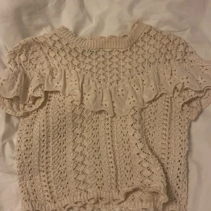 Zara topp - Säljer denna jättefina och söta topp ifrån zara, då den inte kommer till andvändning av mig. Inte använd alls mycket och i fint skick💕💕