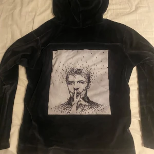 Limitato hoodie - Tja! Säljer nu en limitato ziphoodie limited edition collab med David Bowie. Storlek XS och sitter perfekt. Skick: 7/10 lite sliten, därav priset. Kan tänka mig gå ner i pris så ställ gärna frågor om ni har!
