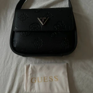 Guess väska - Helt oanvänd! Utan kvitto  Ny pris 1,400kr Säljer för den inte används och kan ej lämna tillbaka! 