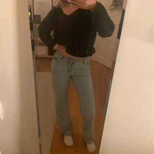 Snygga jeans - jättefina ljusblå jeans från Monki i storlek 27! Använda 1 gång! passar i längd på mig som är ungefär 167❣️❣️