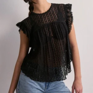 Topp Nelly - Säljer denna söt topp från Nelly. Använd en gång. 