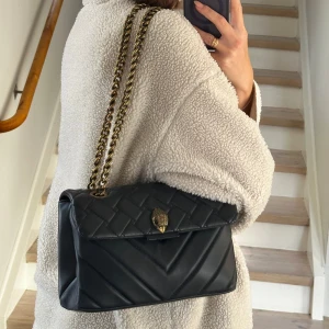 Kurt geiger - LEATHER KENSINGTON BAG - Väskan är i fint skick, med mindre slitage från användning. Är mycket varsam och försiktig med mina väskor.  Kvitto finns inte då jag fick den som gåva för fler år sedan.