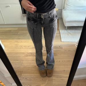 Nelly bootcut jeans i XS - Sååå snygga bootcut jeans i strl XS🩶 från nelly 
