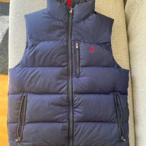 Polo ralph lauren väst - Säljer min polo ralph lauren väst då den inte kommer till användning längre. Priset går att diskutera 
