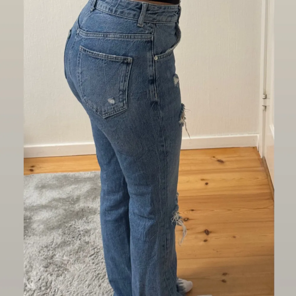 Jätte fina blåa jeans med hål. . Jeans & Byxor.