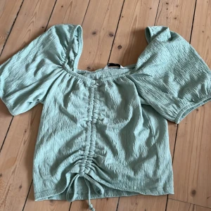 Blus  - Blus från Cubus i ny skick! Säljer för jag använder inte den längre🩵! 