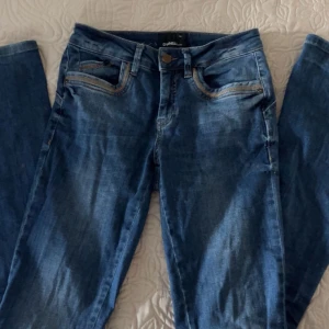 Jeans  - Säljer mina mid-waist jeans för att dom inte används, skriv vid frågor eller intresse💗