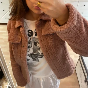 Jacka  - Nästintill oanvänd trendig pilejacka perfekt till höst/vinter/vår💞💞Världens mysigaste jacka i rosa-lila färg💛 Nypris: 1200 från Blonde men säljer för 450!