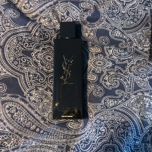 Ysl myself  -  Det är 50 ml kvar. Jag tycker att det luktar bra och gott fräscht även skriv för mer information.