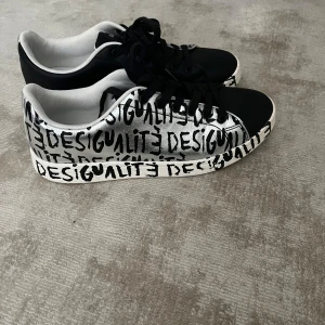 Desigual skor, helt nya - Helt nya svarta skor jätte fina med cool design, köpte för 1500💕