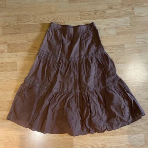 Brun långkjol - Använd fåtal gånger, längd: ca 75cm. Jag är 173 för refrens