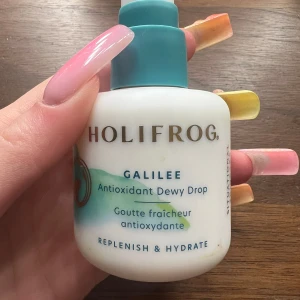 Holifrog dewy drops  - Detta serum är perfekt på kvällen men även under smink!! Ger ett naturligt men fint glow!! Använd i cirka 2 veckor så mycket är kvar. Så lyxig flaska i ordentligt material. Original priset ligger på 679kr