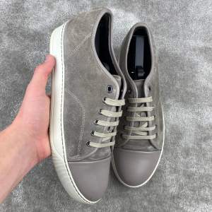 Lanvin cap toe sneaker | Skick: 8/10 |  Storlek: uk 8, fits 43/44 | Nypris: 5200 kr | Pris: 2199 kr | Tillbehör: dustbag | Fler frågor? Hör av dig isåfall!