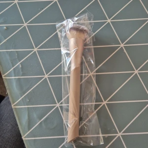 EJ ANDVÄND Sminkborste - En jätte fin sminkborste jag fick i min andvändskalender som jag tyvärr säljer för att jag inte andvänder mig av då mycket smink! ALDRIG ANVÄND! nypris över 200 men jag säljer för 70!