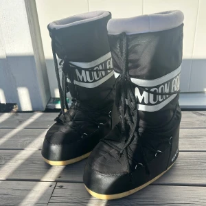 Moon Boots - Säljer dessa otroligt snygga och sköna moon boots eftersom dom inte används långre. Dom är köpta för drygt 2 år sedan men är endast använda under ungefär en vinter. Förutom små repor som syns på bilden så är dem i väldigt bra skick. Köpta för 1500💕