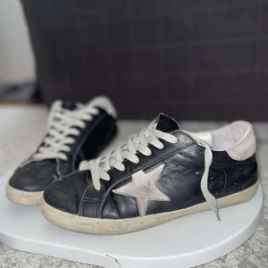 Golden goose - Säljer äkta golden goose i bra skick i stl 43 skriv om du är intresserad 