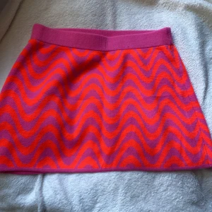 Stickad kjol - Bra skick aldrig använt den, storlek S. Diskutera pris + frakt!🌸