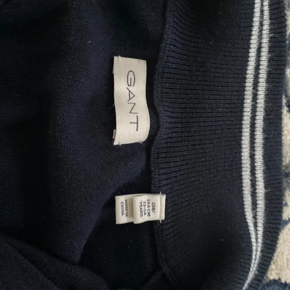 Jag säljer min Gant halfzip för super bra pris! Mitt pris: 299kr, Nypris: 900kr Tröjan är iprincip oanvänd och håller ett bra skick. Storleken på tröjan är Xs. Hör av er vid frågor!👍. Hoodies.