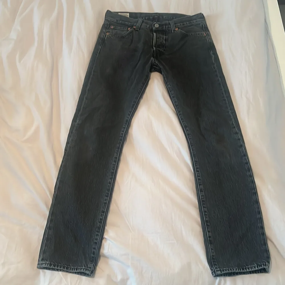 Säljer ett par feta Levis 501 med en fet wash! Jeansen är i ett mycket bra skick och har inga tecken på slitningar samt deffekter. Storlek W30 L32 straight leg. Hör gärna av er om frågor!. Jeans & Byxor.