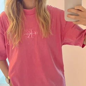 Rosa oversize t-shirt från Calvin Klein - Jättesnygg oversize rosa t-shirt från Calvin Klein. Använd 1 gång då rosa inte riktigt är min grej tyvärr. Sååå skön dock, riktigt mjuk och härlig. Den är lite ”urtvättad” i färgen från början vilket är riktigt snyggt. 