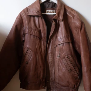 brun läder jacka - najs skick, ser ut som en typisk gamel läderjacka. Men inga defekter 🫶 