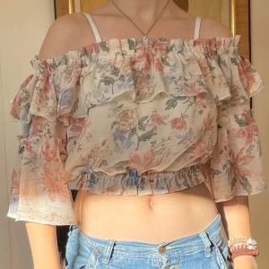 Blommig over the shoulder tröja - Sitter fint över axlarna. Skönt material och nästan nyköpt.