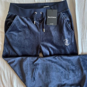 Juicy couture  - Säljer dessa helt nya juciy couture byxor med text på rumpan då dom inte kommer till användning, men jätte fin färg och super skönt material 🥰 nypris: 1200kr mitt pris: 800kr, pris kan diskuteras vid snabb affär annars använd gärna köp nu! ❤️