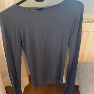 Ljusblå långarmad - Säljer då den inte andvänds Original pris:200kr