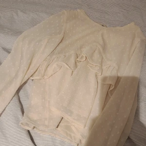 Lindex blus 134 - Stl 134 med lite stor passform, säljer flr jag använder inte den och har växt ur den 💕 Använd 2 ggr så i väldigt bra skick