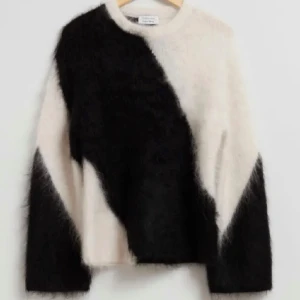 & other stories stickad tröja - Säljer nu min jättegulliga tjocktröja från & other stories. Storlek M men passar bra på mig med S, i mycket fint skicka. Säljer pågrund utav att jag inte får användning för den. Slutsåld på hemsidan!💗 