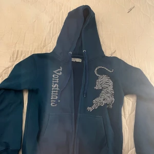 Vonstudio blå lion rhinestone zip hoodie - Riktigt fin blå rhinestone hoodie. 10/10 skick, använt bara ett fåtal gånger.