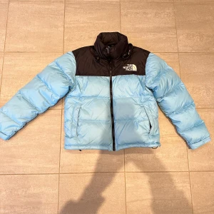 North face jacka blå - North face jacka som knappt är använd, när nu för liten för mig tyvärr 🫠 vid frågor är det bara att skriva!🌸 köpte den för 2000😊