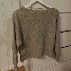 Stickad tröja  - Fin stickad tröja från vero Moda, den är så mysig och perfekt inför hösten🌟 