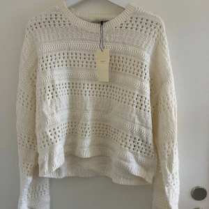Stickad  - Stickad tröja från pigalle som aldrig är använd🤍sitter som en M/L