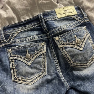 Miss Me Jeans Bootcut - Nypris 2399kr köpt på tatch Frölunda Torg Säljer för 1800kr Skick som nya! Sparsamt använda kanske tre gånger, inga defekter.
